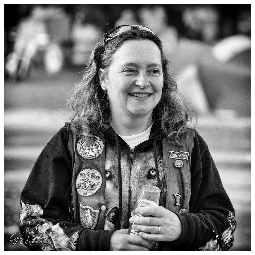 Laurence Arconnerie Bériol, souriante, gilet de cuir aux patchs de la fédé