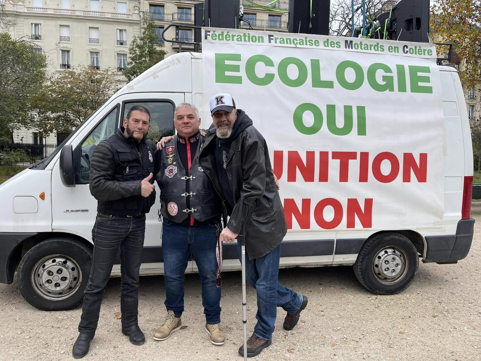 Membres de la FBF devant le camion « Écologie oui, punition non » lors d'une manifestation à Paris