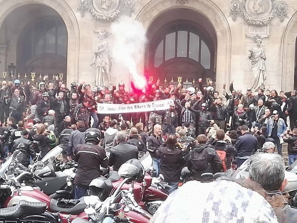 Bikers devant l'Opéra avec un fumigène rouge