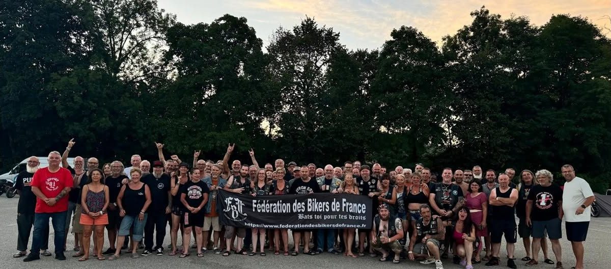 Grande photo de groupe de la FBF au soir d'une étape, la banderole au centre