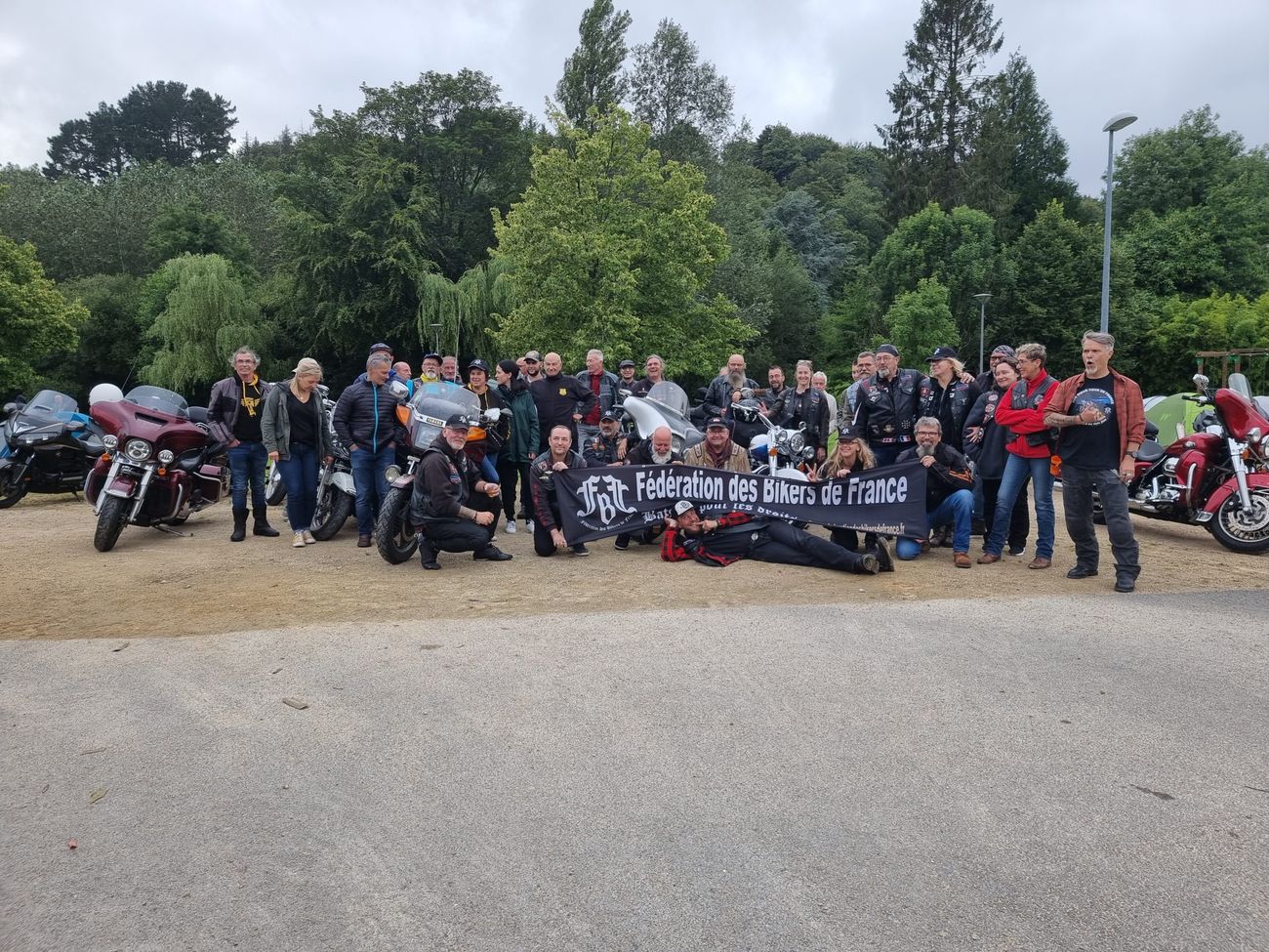 Les participants du run 2021 alignés derrière la banderole de la FBF, les motos en arrière-plan