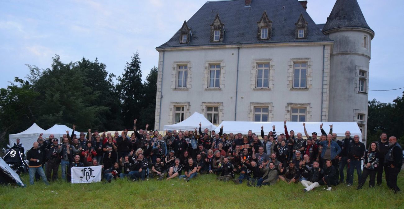 Grande photo de groupe des participants devant un château