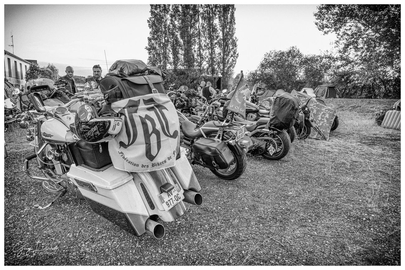 Une moto aux couleurs de la FBF parmi les autres au bivouac
