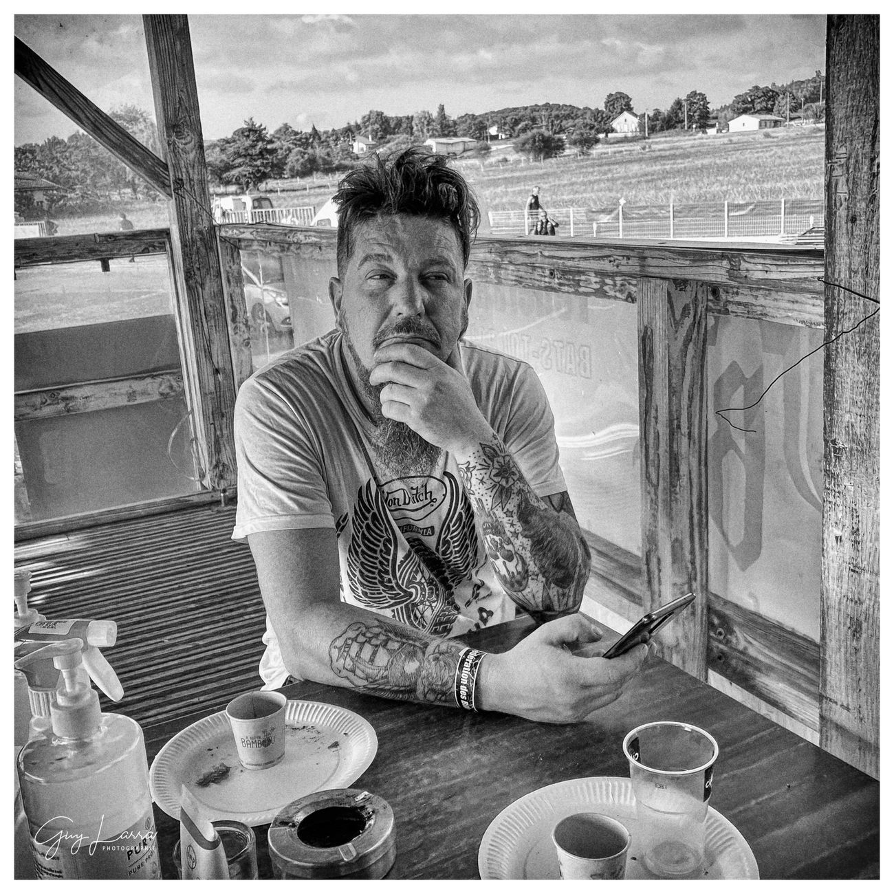 Portrait d'un biker pensif à une table en terrasse