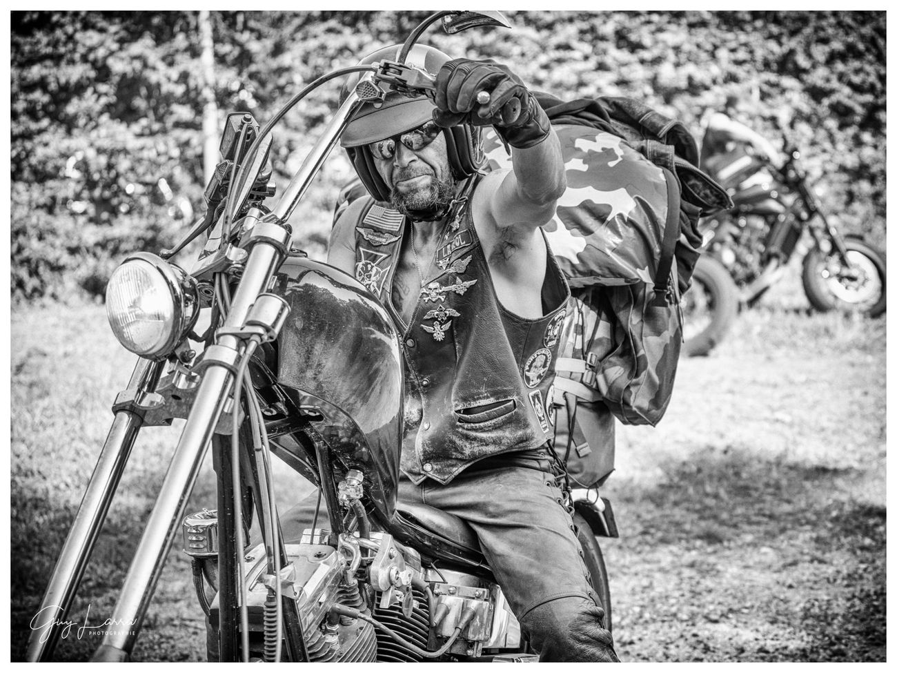 Un biker sur son chopper, en noir et blanc