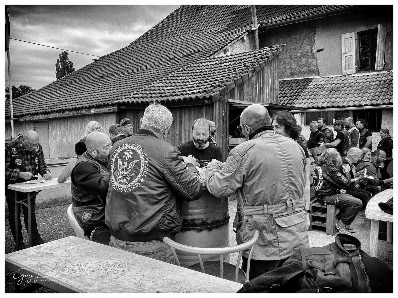 Bikers attablés à la terrasse d'une auberge