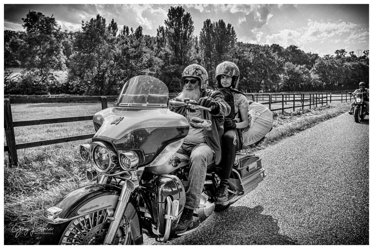 Un couple de bikers sur une Electra Glide au bord d'une route