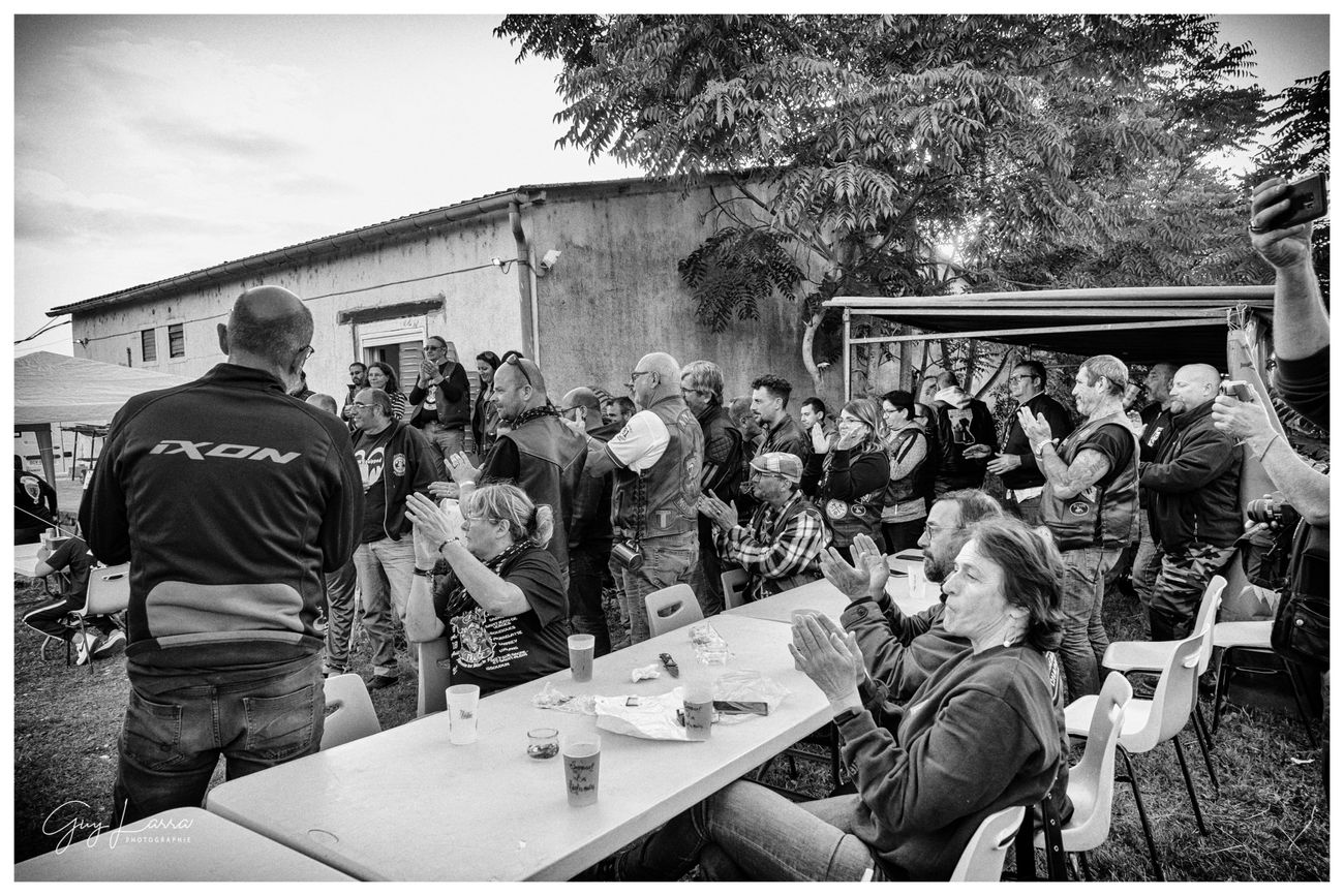 Longues tablées de bikers à l'heure du repas